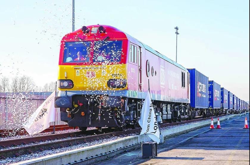 For the first time, China-Europe freight trains have crossed the 